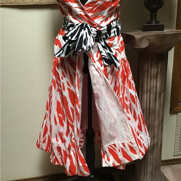 Diane Von Furstenberg Red and White V-Neck Fit and Flare Midi Dress - Picture 5 of 16